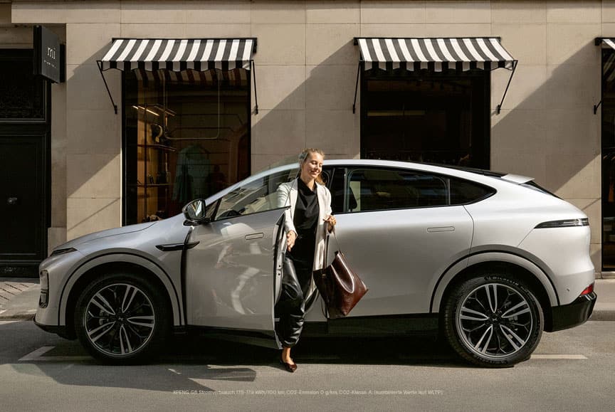 אישה יוצאת מרכב חשמלי אקספנג G6