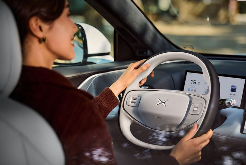 אישה נוהגת באקספנג G9