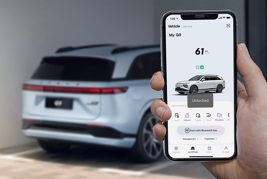 יד אוחזת בסמארטפון עם אפליקציית אקספנג, ברקע דגם G9