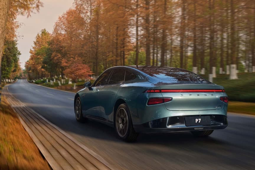 מבט מאחור על אקספנג P7 בנסיעה