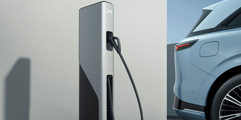 רכב אקפנג מחובר לעמדת טעינה