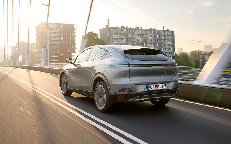 מבט מאחור על אקספנג G6 בנסיעה על גשר