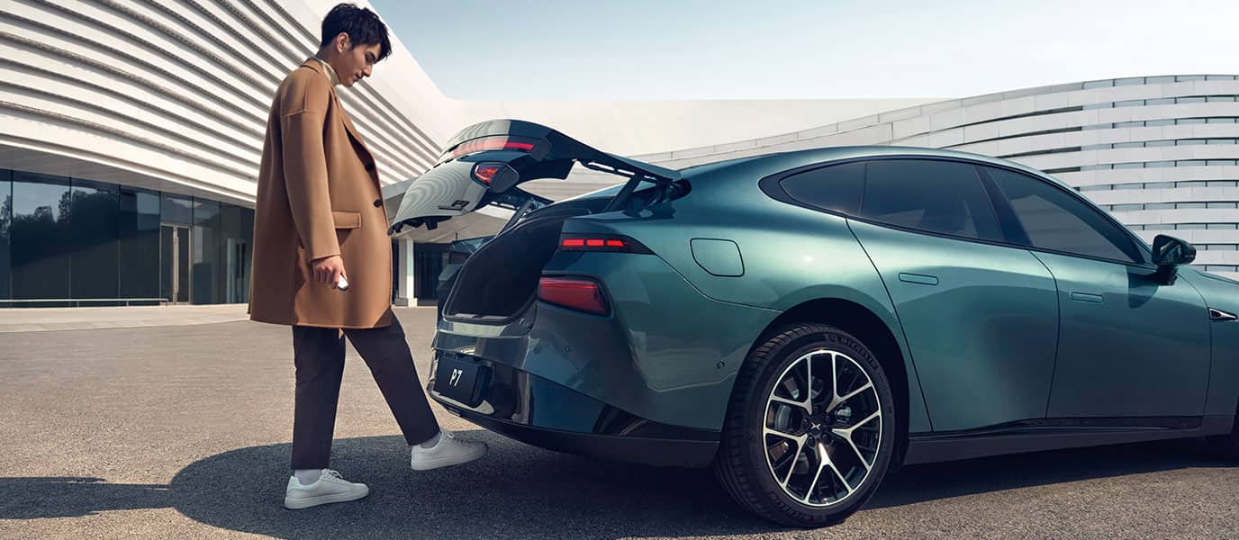 גבר פותח תא מטען חשמלי ללא מגע יד באקספנג P7