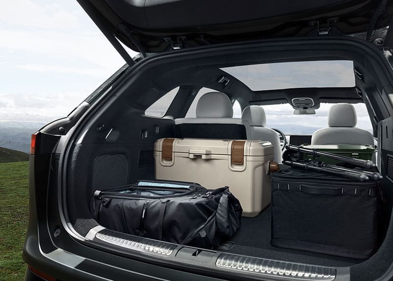 מבט מאחור על תא מטען פתוח של G9 מלא בתיקים וציוד