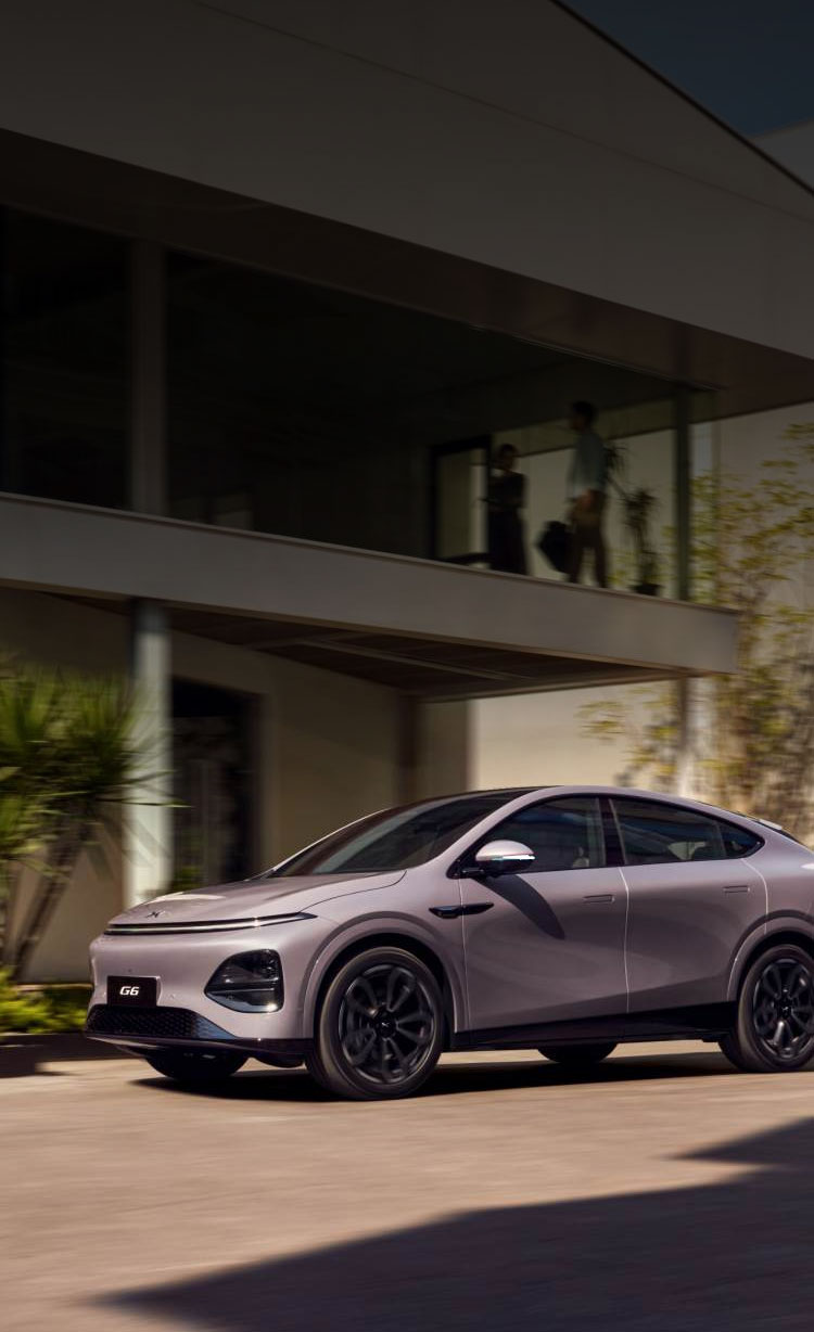 מבט מלפנים על אקספנג G6 בחניה לצד בית