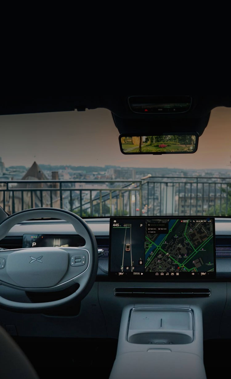 מבט על הדשבורד, מסך המגע המרכזי גלגל ההגה ולוח המחוונים באקספנג G6