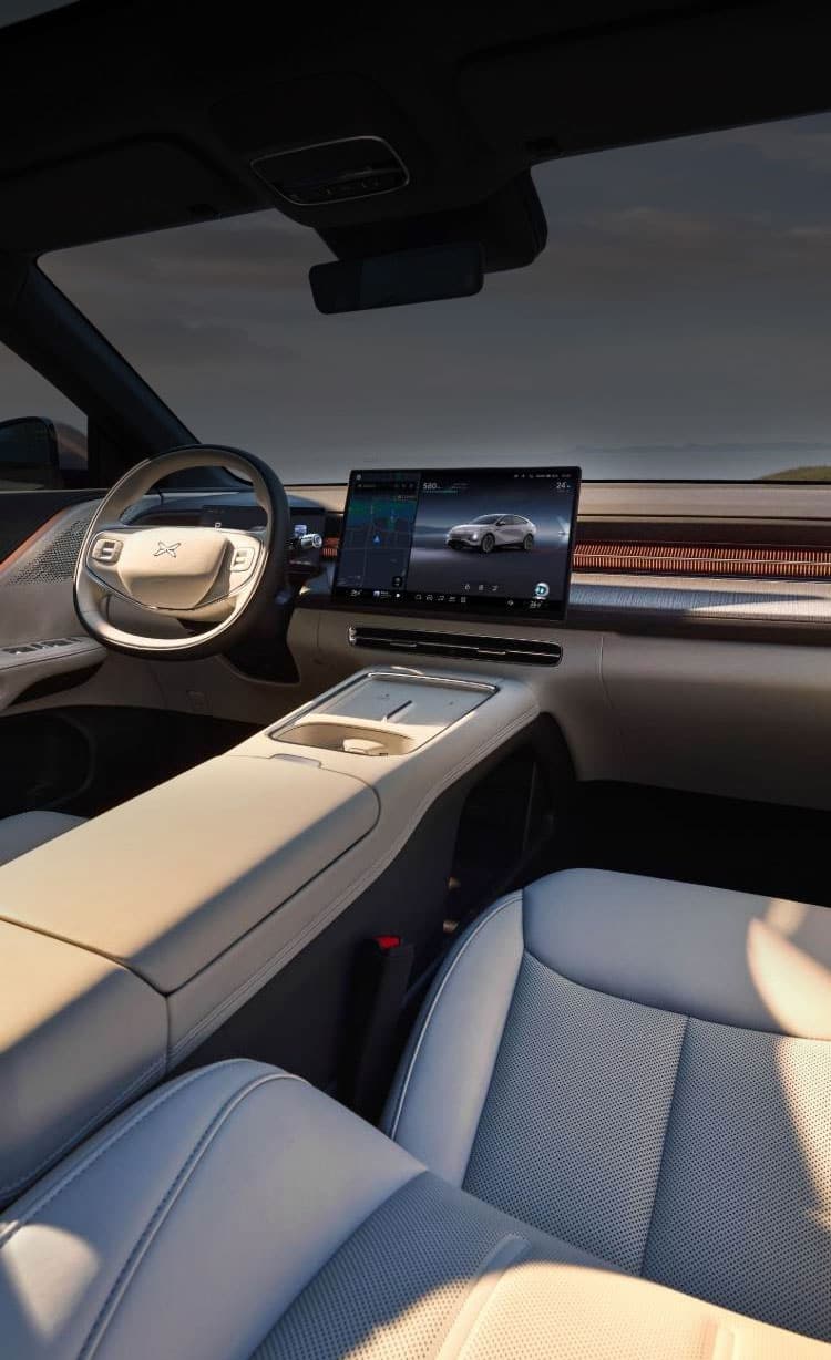 מבט על המושבים הקדמיים, הדשבורד, מסך המגע המרכזי גלגל ההגה ולוח המחוונים באקספנג G6