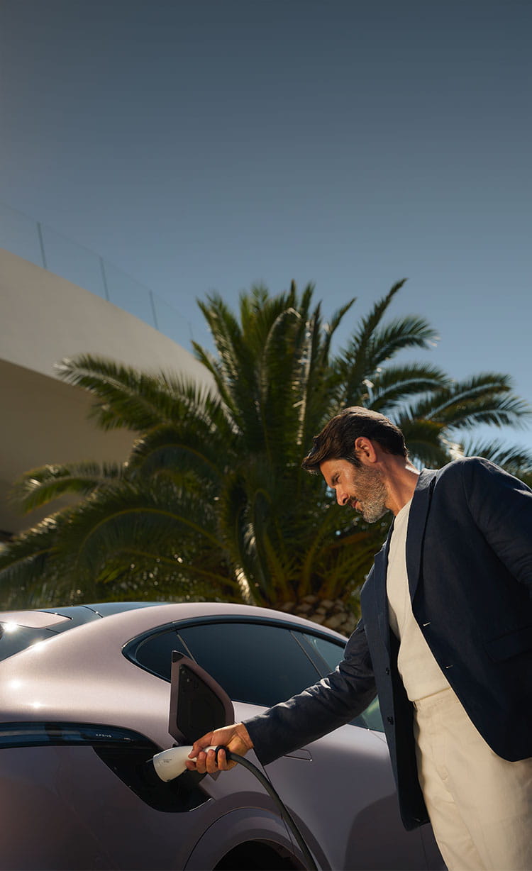 גבר מטעין את רכב חשמלי אקספנג G6