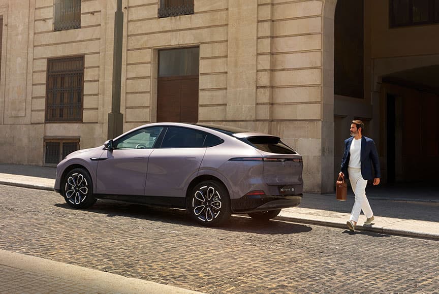 מבט מאחור על אקספנג G6 חונה ברחוב