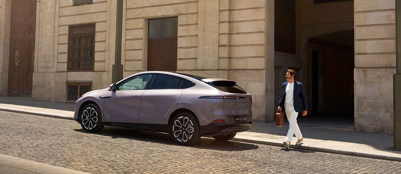 מבט מאחור על אקספנג G6 חונה ברחוב