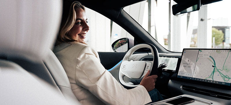 אישה נוהגת ברכב אקספנג