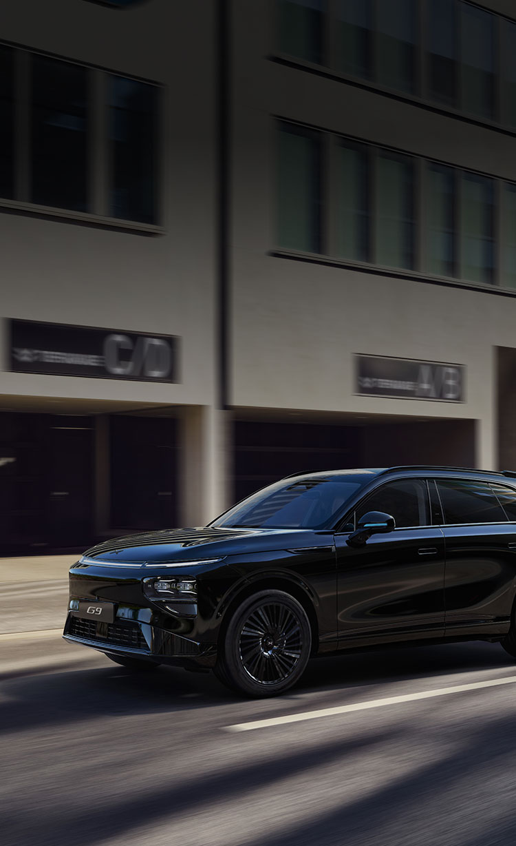 מבט מלפנים על אקספנג G9 בנסיעה ברחוב עירוני