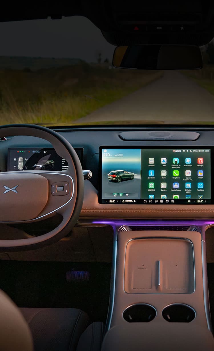 מבט על המושבים הקדמיים, הדשבורד, מסך המגע המרכזי גלגל ההגה ולוח המחוונים באקספנג G9