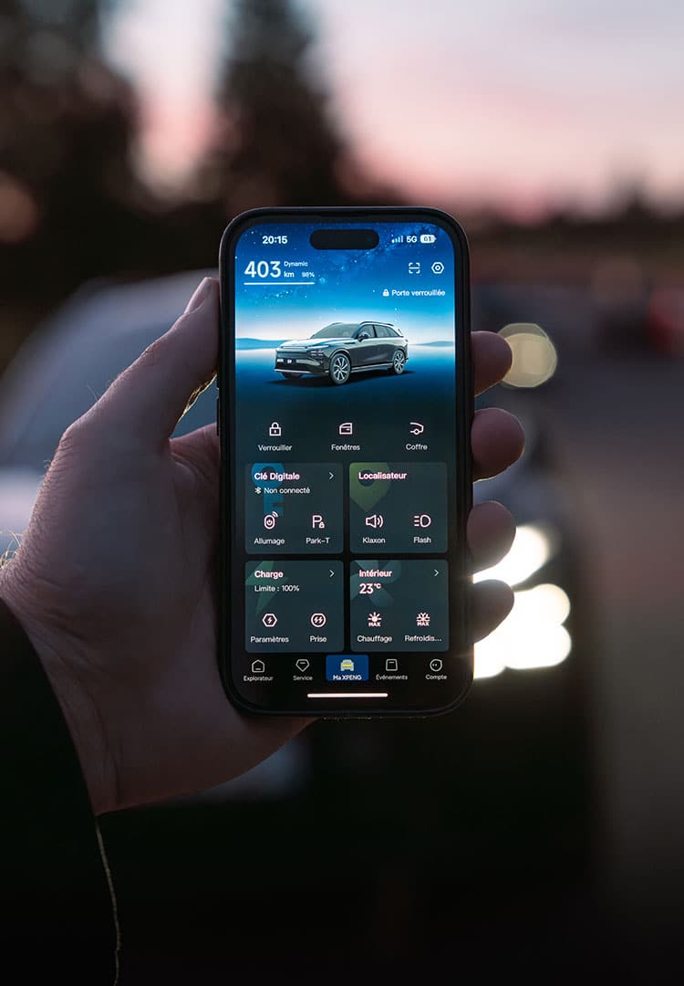 אפליקציית XPENG בטלפון ורכב אקספנג G9 ברקע