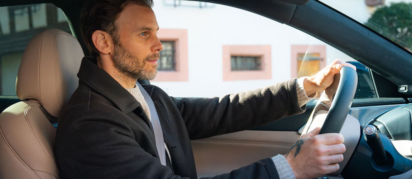 גבר נוהג ברכב חשמלי של אקספנג