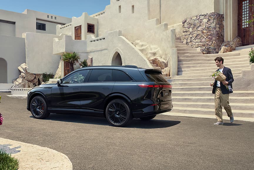 מבט פרופיל צד על מכונית אקספנג G9 שחורה