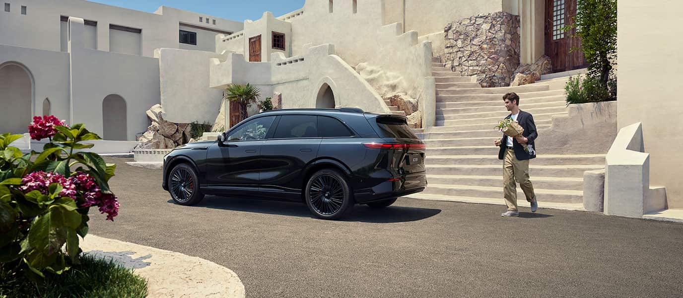 מבט פרופיל צד על מכונית אקספנג G9 שחורה