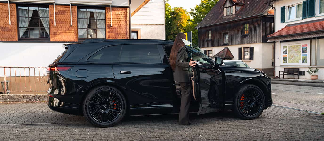 אישה נכנסת לרכב אקספנג G9 ברחוב עירוני